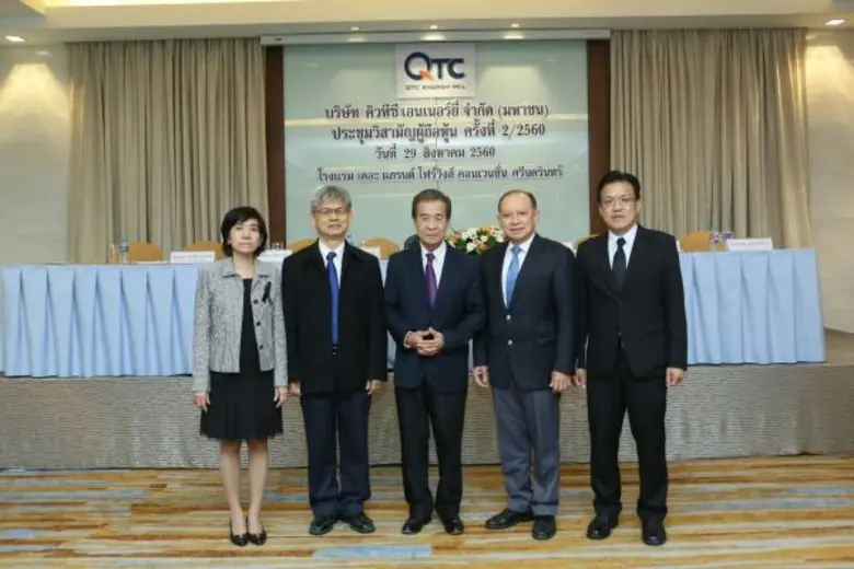 นายเกริกไกร จีระแพทย์ ประธานกรรมการ (กลาง...