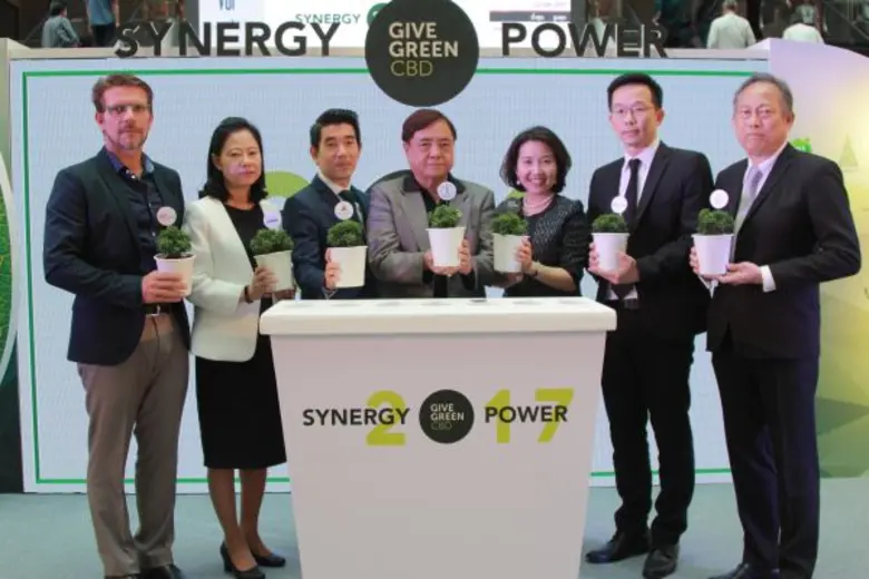 นายมารุต อรรถไกวัลวที (ขวาสุด) รองประธานก...