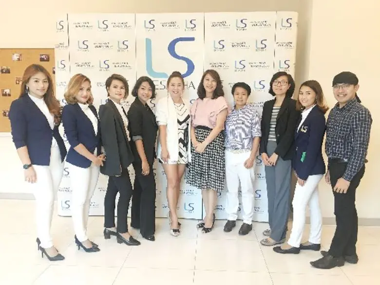 เลอซาช่านำโดย นางสาวปรินดา ต้นทองคำ ผู้จั...