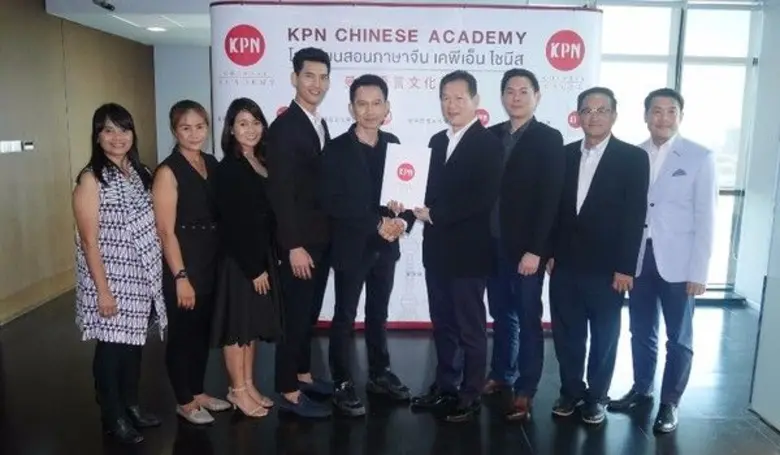 มร. สตีเว่น อ่อง เค พูน (4 จากขวา) ประธาน...