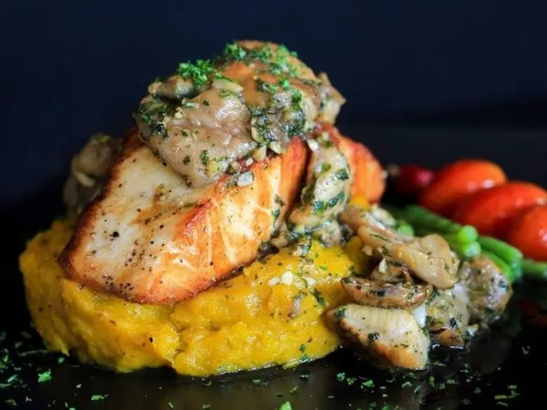 ห้องอาหารลากริตต้าชวนสัมผัสบรรยากาศริมอ่า...