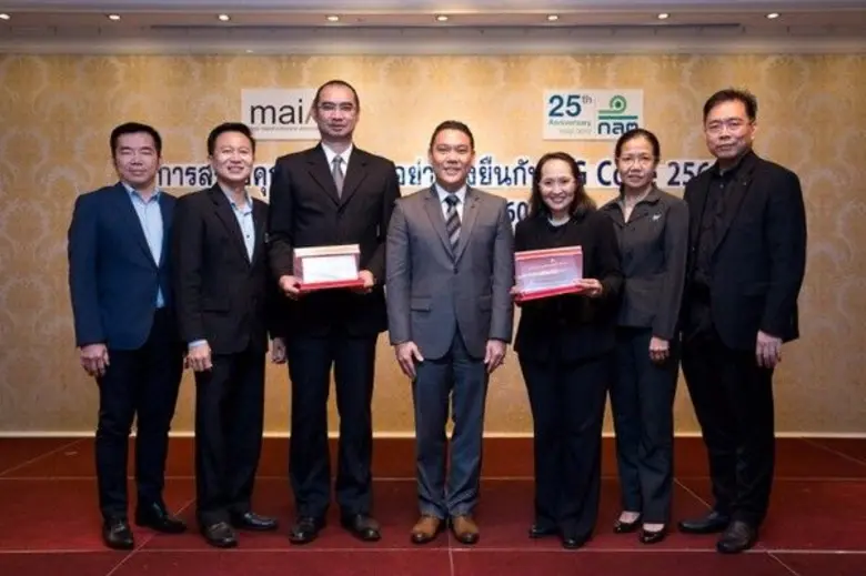 ดร.ชาญกฤช เดชวิทักษ์ (กลาง) นายกสมาคมบริษ...