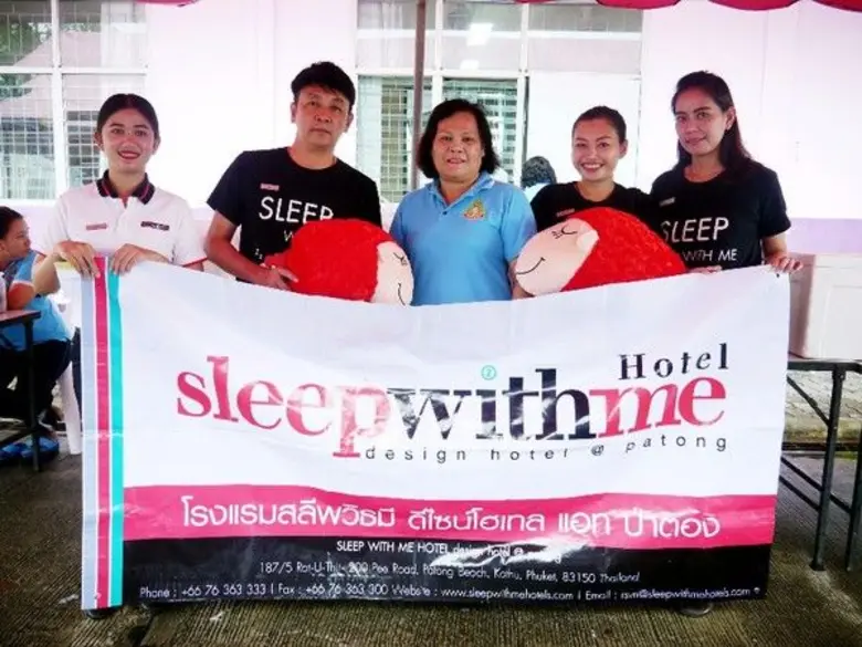 โรงแรมสลีพวิธมี ดีไซน์โฮเทล แอท ป่าตองได้เข้าร่วมสนับสนุนอาหารพร้อมทั้งบริจาคสิ่งของและทุนการศึกษาแก่ศูนย์การศึกษาพิเศษประจำจังหวัดภูเก็ต