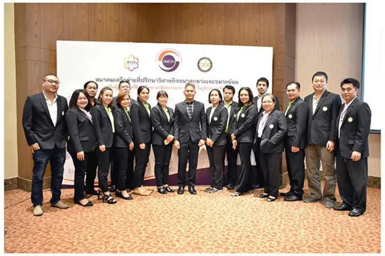 นายจอม มุกดาประกร (กลาง) รองผู้อำนวยการฝ่...