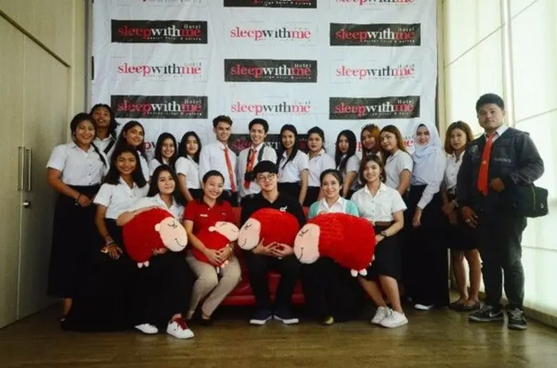 คณะครูอาจารย์และนักศึกษาคณะนิเทศศาสตร์ หล...