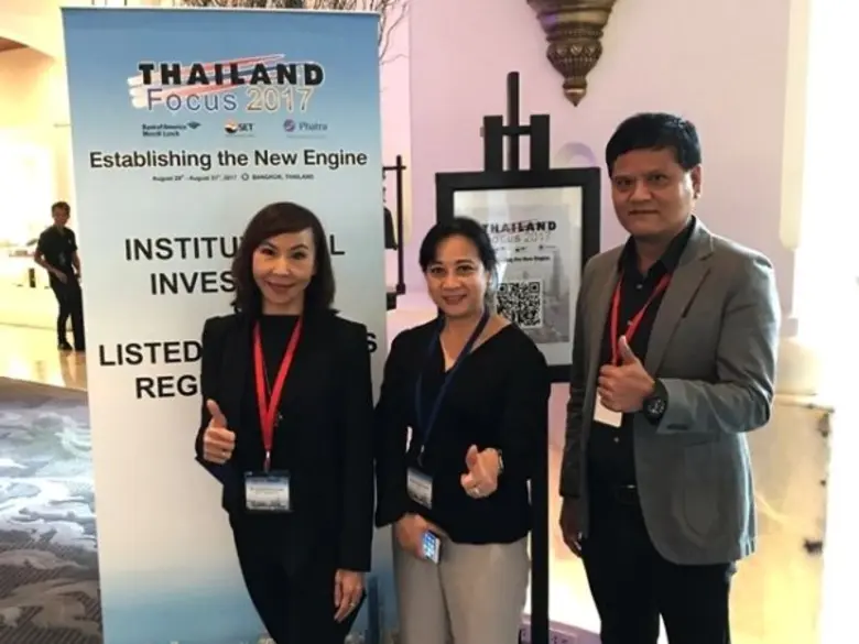 นายสุรพล เพชรกลึง (ขวา) ผู้อำนวยการฝ่ายบั...