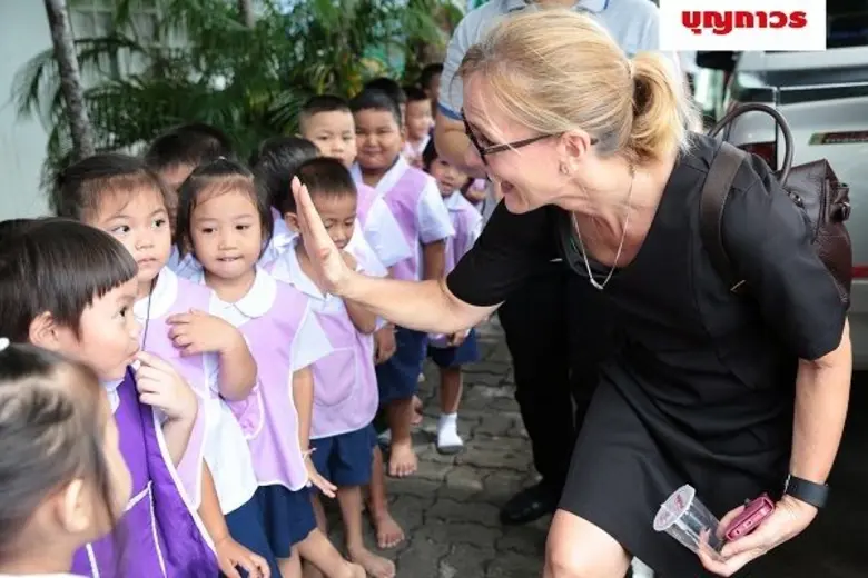 ทีมวอลเล่ย์บอลหญิงจากญี่ปุ่นจัดกิจกรรมสันทนาการให้เด็กนักเรียนที่ศูนย์พัฒนาเด็กก่อนวัยเรียน ในเครือบุญถาวร