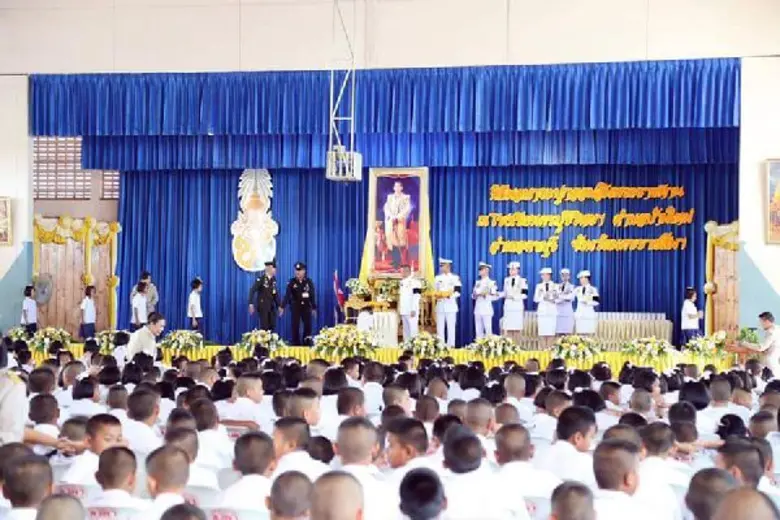 ภาพข่าว: ผู้อำนวยการธนาคารออมสิน ร่วมพิธีพระราชทานกระปุกออมสินภาพวาดฝีพระหัตถ์ และร่วมมอบกระปุกออมสินพระราชทานแก่เด็กนักเรียน