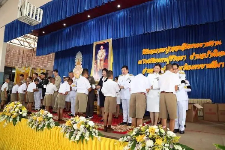 ภาพข่าว: ผู้อำนวยการธนาคารออมสิน ร่วมพิธีพระราชทานกระปุกออมสินภาพวาดฝีพระหัตถ์ และร่วมมอบกระปุกออมสินพระราชทานแก่เด็กนักเรียน