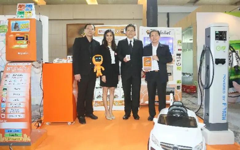 นายสมชัย สูงสว่าง (ขวา) กรรมการผู้จัดการ ...