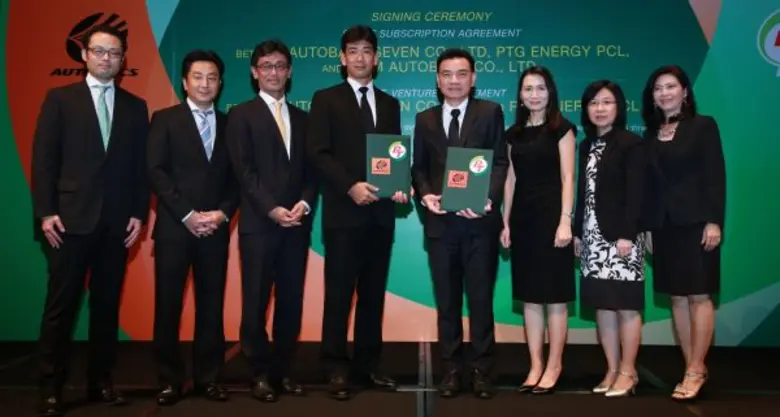 นางศรัณยา กระแสเศียร (คนที่ 3 จากขวา) กรร...