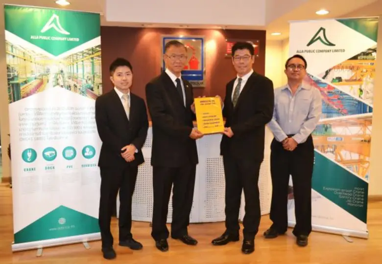 นายองอาจ ปัณฑุยากร (ที่2จากขวา) ประธานเจ้าหน้าที่บร...