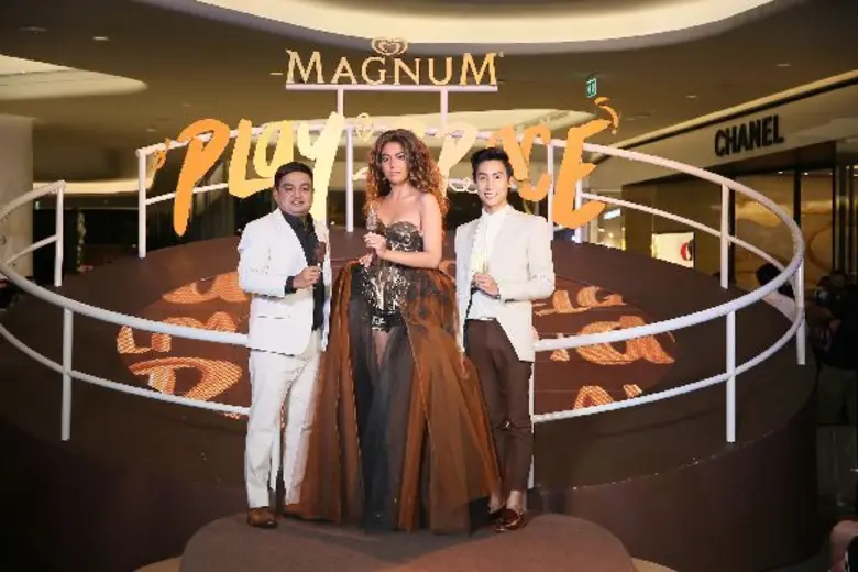 “ใหม่ – ดาวิกา” โชว์แซ่บ!! ทาตัวสีช็อกโกแลต เซอร์ไพรส์ เล่นใหญ่ ในงาน “แม็กนั่ม–เพลย์สเปซ”