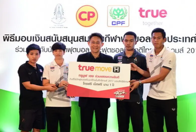 กลุ่มทรู ร่วมฉลองชัยชนะทัพนักเตะทีมชาติชุ...