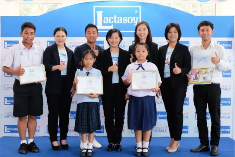 นางสาวพรรวนา มหาทรัพย์ (ที่ 2 จากซ้าย) ผู...