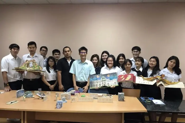 อาจารย์ชูธรรม ตั้งใจตรงและนักศึกษาชั้นปีท...