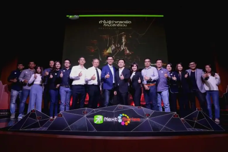 นายพรเลิศ เตชะรัตโนภาส (ที่ 8 ขวา) ประธาน...