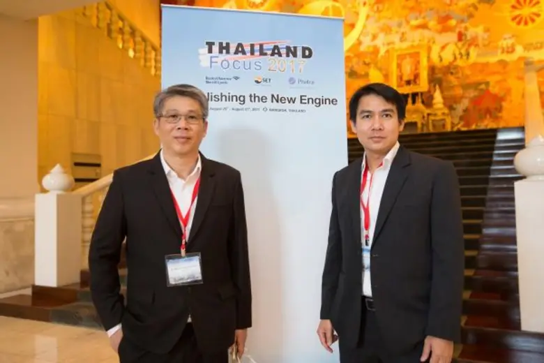 นายวิชัย สุนทรวุฒิกุล (ซ้าย) ผู้จัดการฝ่า...