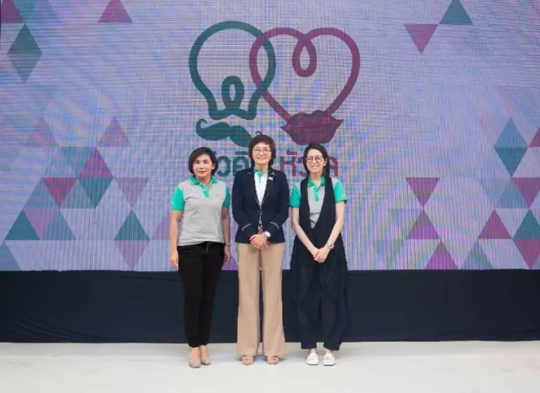 ผศ.ดร.เกษรา ธัญลักษณ์ภาคย์ (คนกลาง) รองปร...