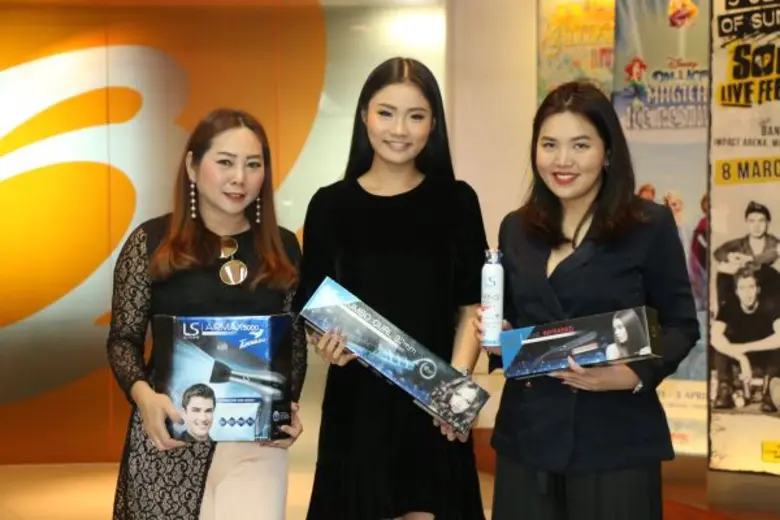 นางสาวปรินดา ต้นทองคำ และ นางสาวณิชชา จิร...