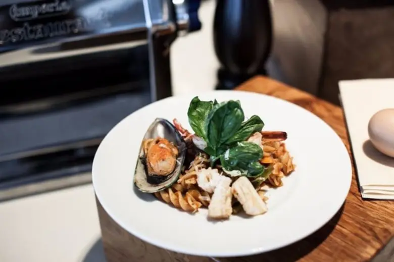 ร่วมมื้อดินเนอร์สุดพิเศษกับ บุฟเฟ่ต์นานาช...