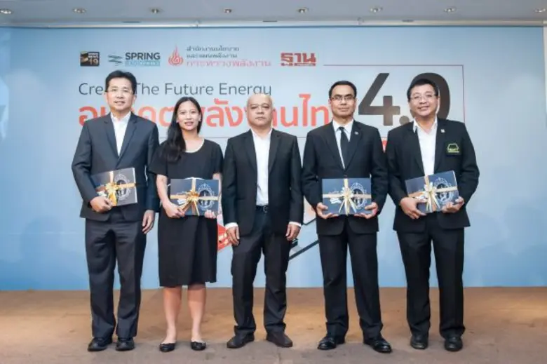 คุณสมโภชน์ อาหุนัย (ซ้ายสุด) ประธานเจ้าหน...