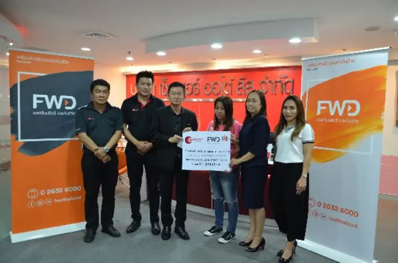 คุณจันทร์รุ่ง ศรีตระกูลช่าง (คนที่ 2 จากข...