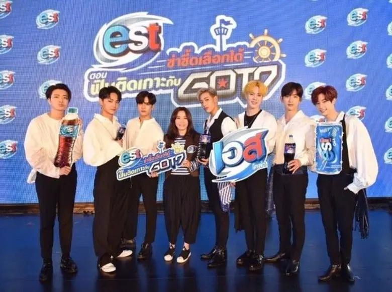 ซ่าซี้ด เจษฎากร โคชส์ (คนที่ 4 จากซ้าย) ร...