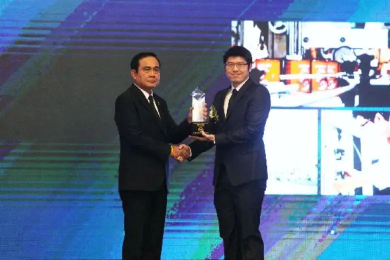 พล. อ. ประยุทธ์ จันโอชา (ซ้าย) นายกรัฐมนต...