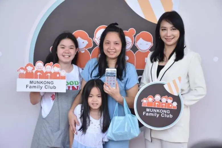 นางสาวอัทธนีย์กานต์ ปฐมสมพงษ์ (ขวา) ผู้อำ...