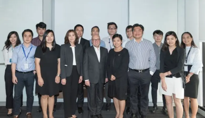 คุณฟรานซิส แวนเบลเลน กรรมการผู้จัดการ พร้...