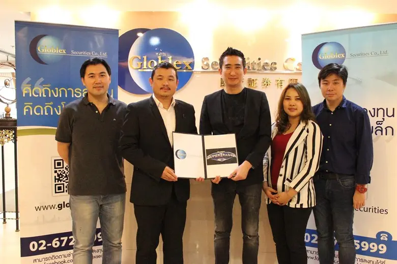 นายกระทรวง จารุศิระ (คนกลาง) ประธานกรรมกา...