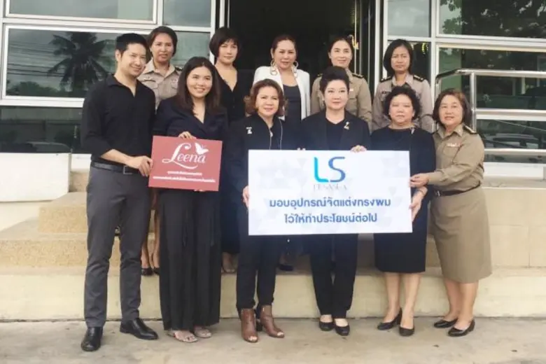 นางสาวสุขใจ เสร็จสวัสดิ์ ช่างผมชื่อดัง นำ...