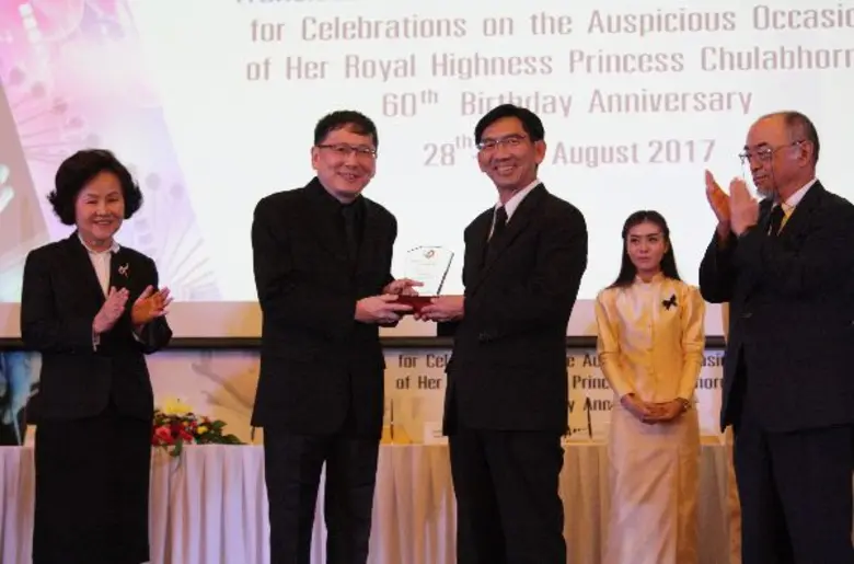 ห้างแว่นท็อปเจริญ นำโดย นายนพศักดิ์ ตรีพร...