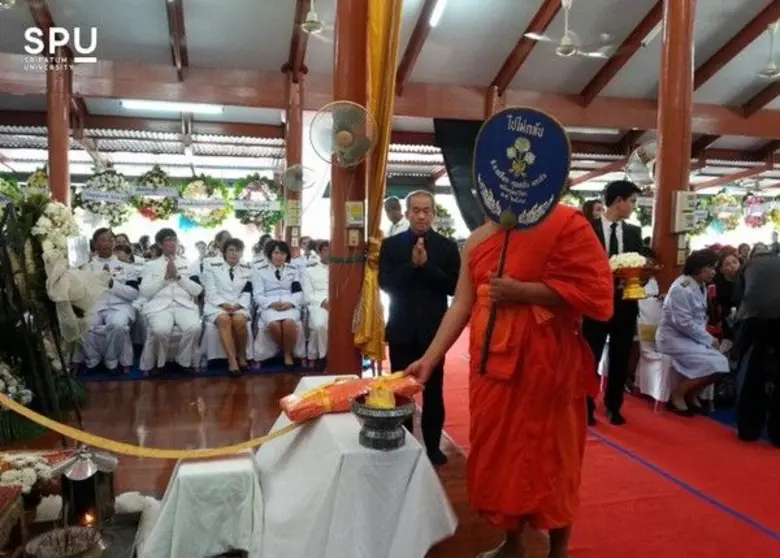 SPU: ดร.โสภิต ภาโนมัย รองอธิการบดี ผู้แทนอธิการบดี ม.ศรีปทุม ร่วมทอดผ้าบังสกุล งานพระราชทานเพลิงศพ นางทองปาน พลเสน