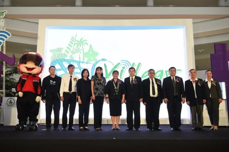 ดีอี จัดงาน “มหกรรมสินค้าชุมชนขับเคลื่อนเศรษฐกิจฐานราก คลิกเดียวครบ รวมกว่า 300 ร้านค้าพร้อมรุกส่งเสริมตลาดออนไลน์”