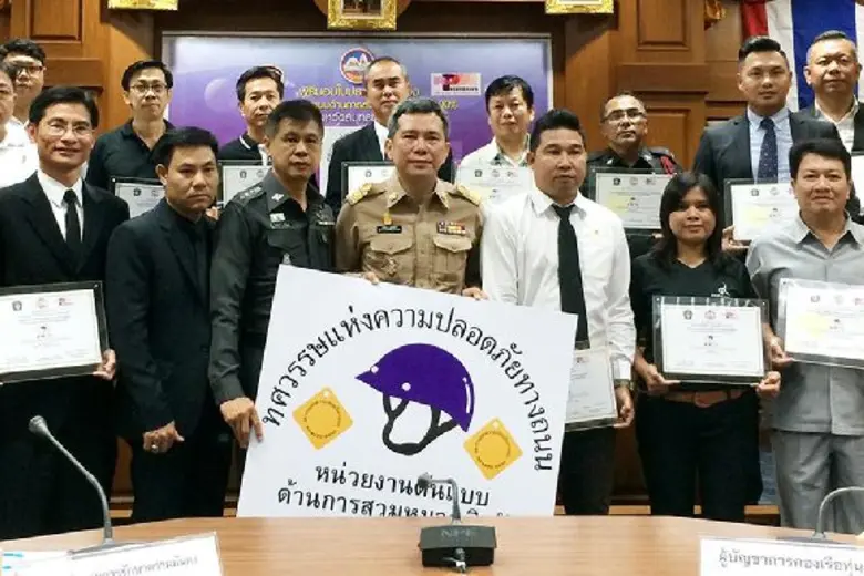 อาจารย์ฉลอง แขวงอินทร์ (แถวหลังคนที่ 5 จา...