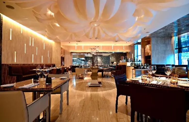 สัมผัสสุนทรียรสระดับเวิลด์คลาสเหนือจินตนาการ  ณ ห้องอาหาร อิตาเลี่ยน ลา ทาโวล่า โรงแรมเรเนซองส์ กรุงเทพฯ