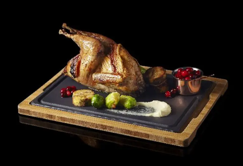 สัมผัสสุนทรียรสระดับเวิลด์คลาสเหนือจินตนาการ  ณ ห้องอาหาร อิตาเลี่ยน ลา ทาโวล่า โรงแรมเรเนซองส์ กรุงเทพฯ