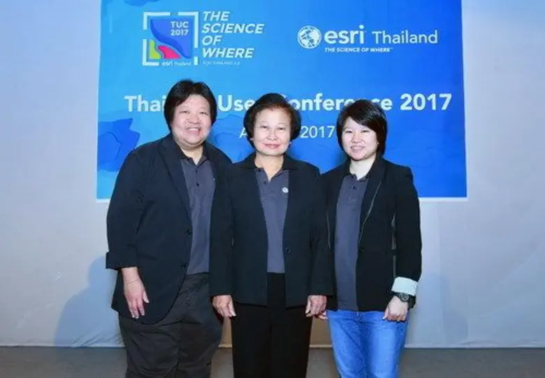 ธนพร ฐิติสวัสดิ์ (ซ้าย) ผู้จัดการทั่วไป บ...