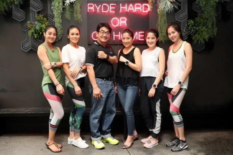 ชาญณรงค์ ธีระโรจนารัตน์ (ที่สามจากซ้าย) ผ...