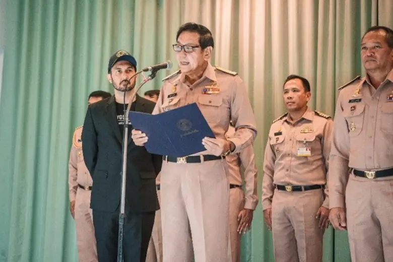 ยืนหยัดเคียงข้างทุกฮีโร่หมวก! 'CLEAR’ ต่อยอดแคมเปญ HAT HEROES ยกย่องหัวใจฮีโร่หมวก มอบผลิตภัณฑ์สระผมเคลียร์ เมน แก่ฐานทัพเรือสัตหีบ