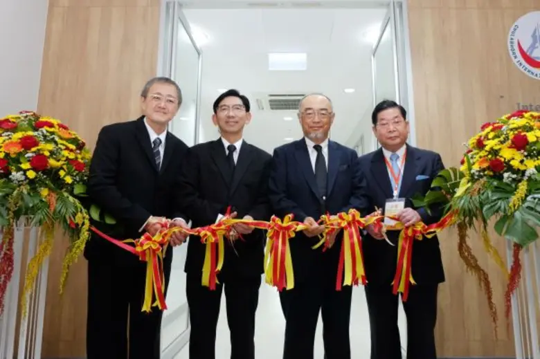 นายแพทย์ศุภพงษ์ จรรงโลงบุตร (คนที่ 1 จากซ...