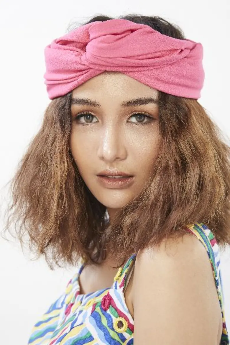 เป็นการเปิดตัวครั้งแรกของนักร้องสาว ตาคม ...