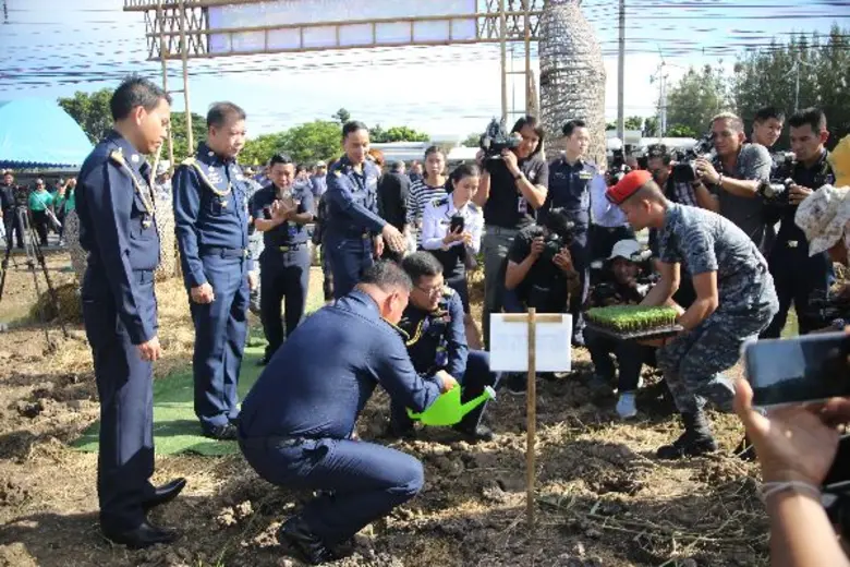 กองทัพอากาศร่วมกับเมล็ดพันธุ์ศรแดง “ปลูกดาวเรืองแปลงใหญ่ที่สุดในกรุงเทพ จำนวน 9,999ต้น”