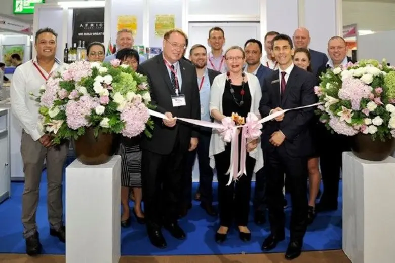 ฯพณฯ นางสาวเฮเลน ซิลเล ผู้ว่าราชการจังหวั...