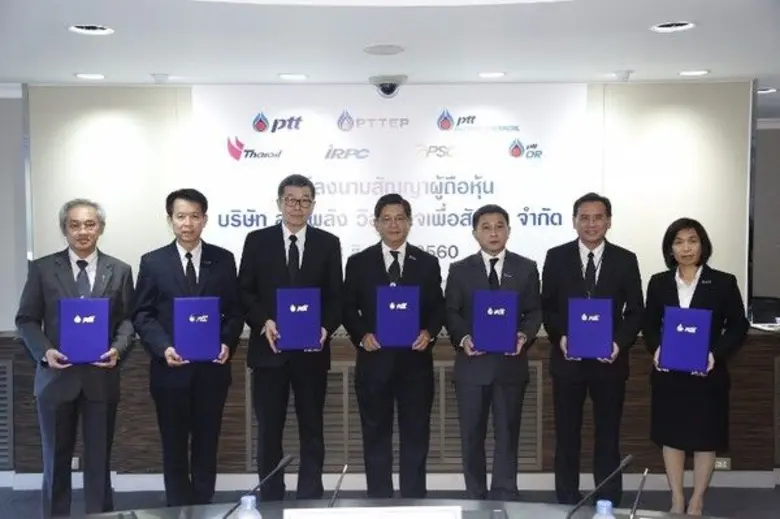 นายโกวิท จึงเสถียรทรัพย์ (ซ้ายสุด) รองกรร...