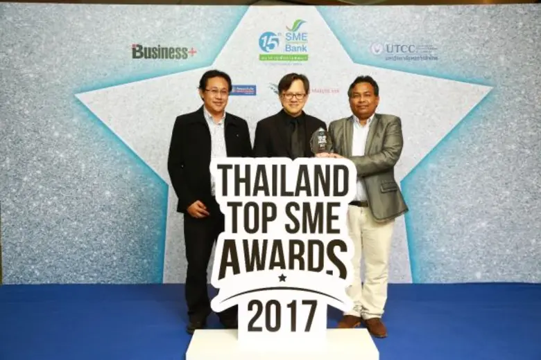 คุณสมพล เอกธีรจิตต์ (กลาง) กรรมการผู้จัดก...