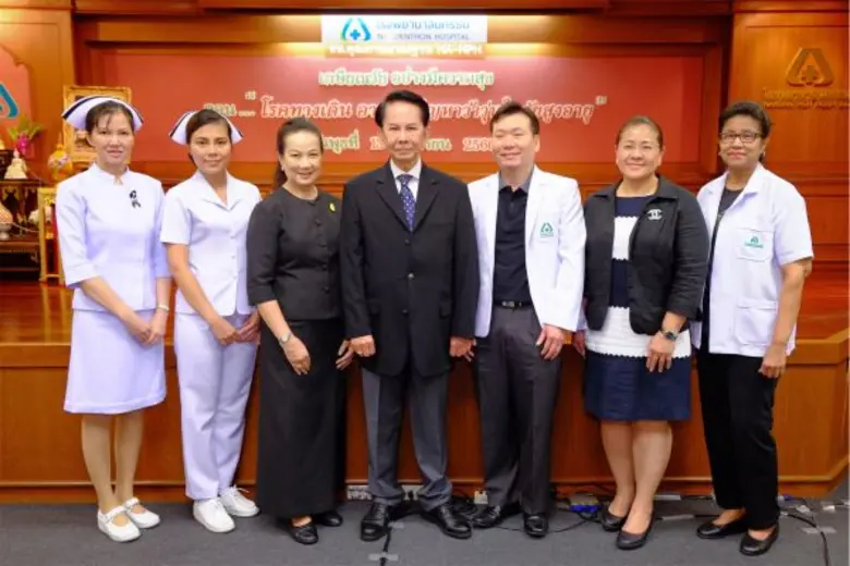 รศ.ญาณเดช ทองสิมา (กลาง) ประธานกรรมการบริ...