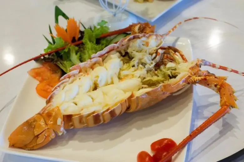 สนช. ร่วมกับ วิสาหกิจชุมชนเกาะโหลน จับมือจังหวัดภูเก็ต และประชารัฐ ร่วมสร้างนวัตกรรมระบบการเพาะเลี้ยงกุ้งมังกรเจ็ดสีที่มีสารโอเมก้า-3 แบบครบวงจร